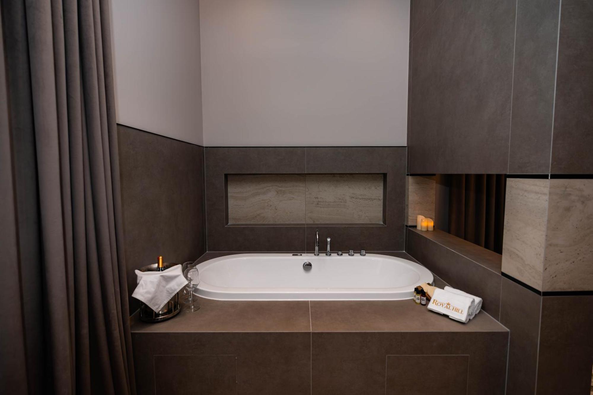 Royal Hill Hotel Vorë Екстериор снимка