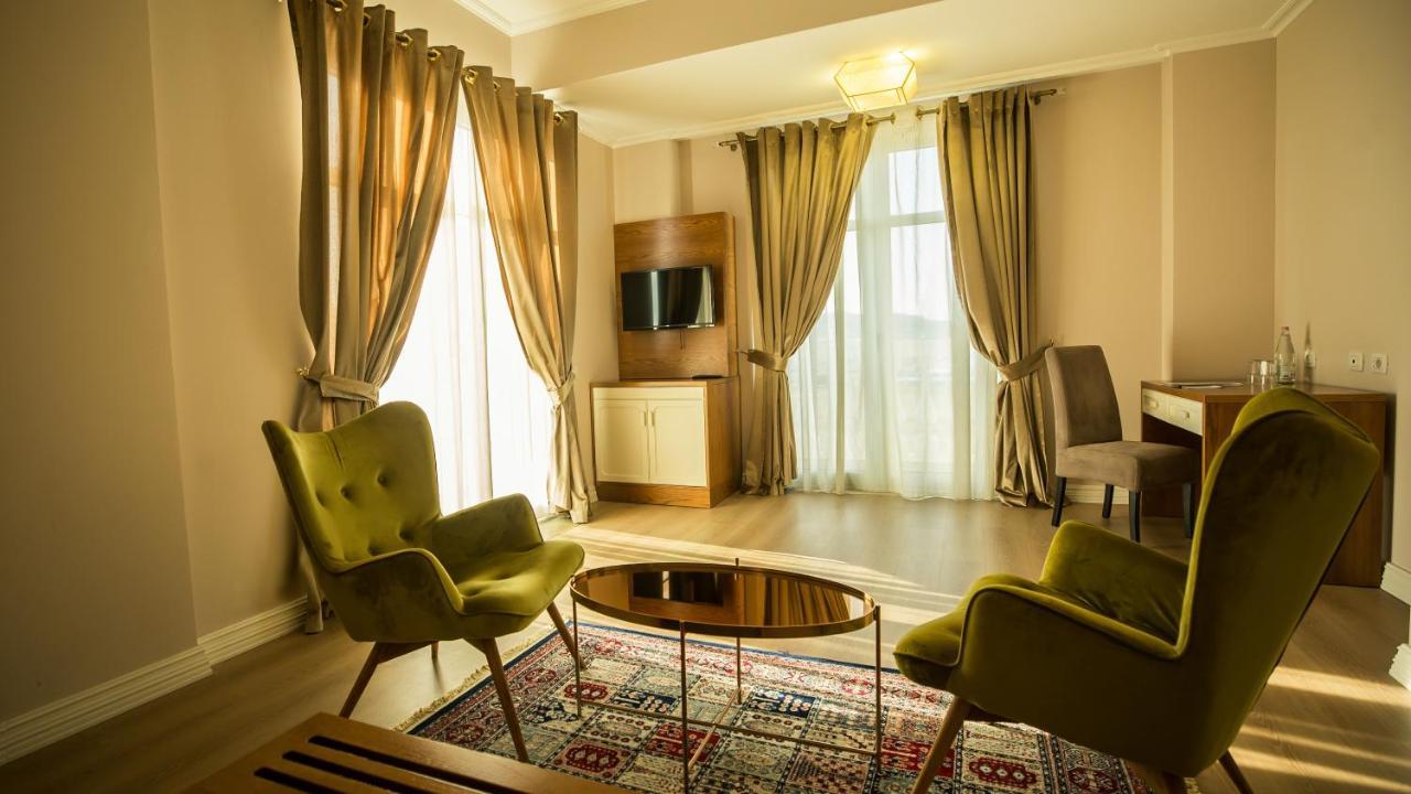 Royal Hill Hotel Vorë Екстериор снимка