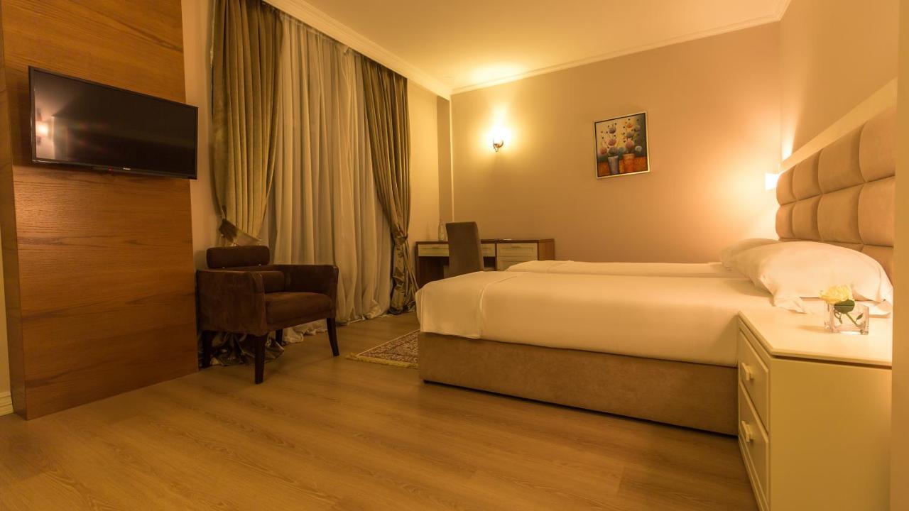 Royal Hill Hotel Vorë Екстериор снимка