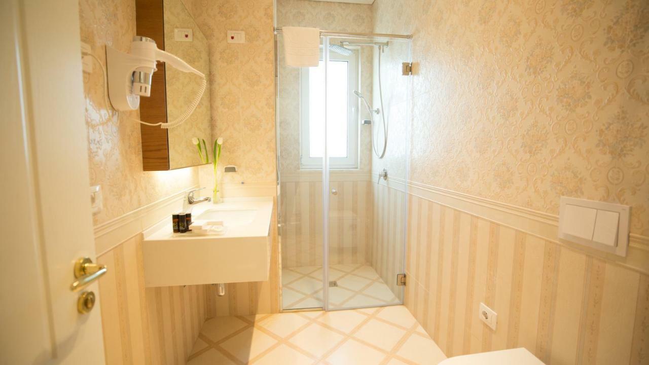 Royal Hill Hotel Vorë Екстериор снимка